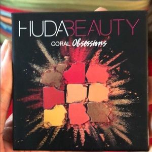 Huda Beauty Coral Obsessions eyeshadow palette